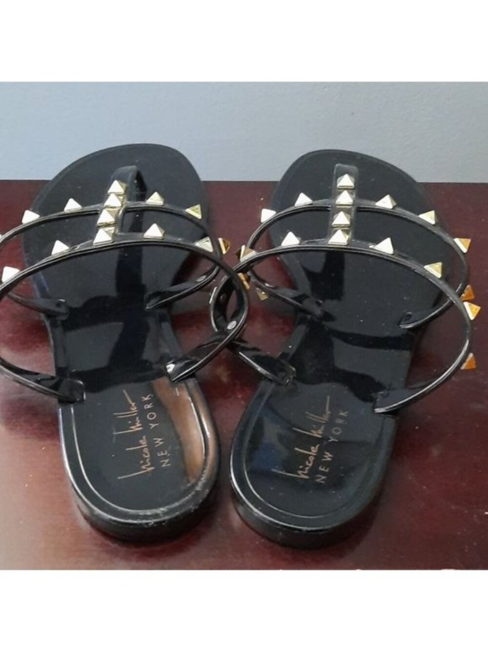 Nicole Miller New York Black With Gold Studs Flip Flop Sandals Size 9 - Picture 6 of 6